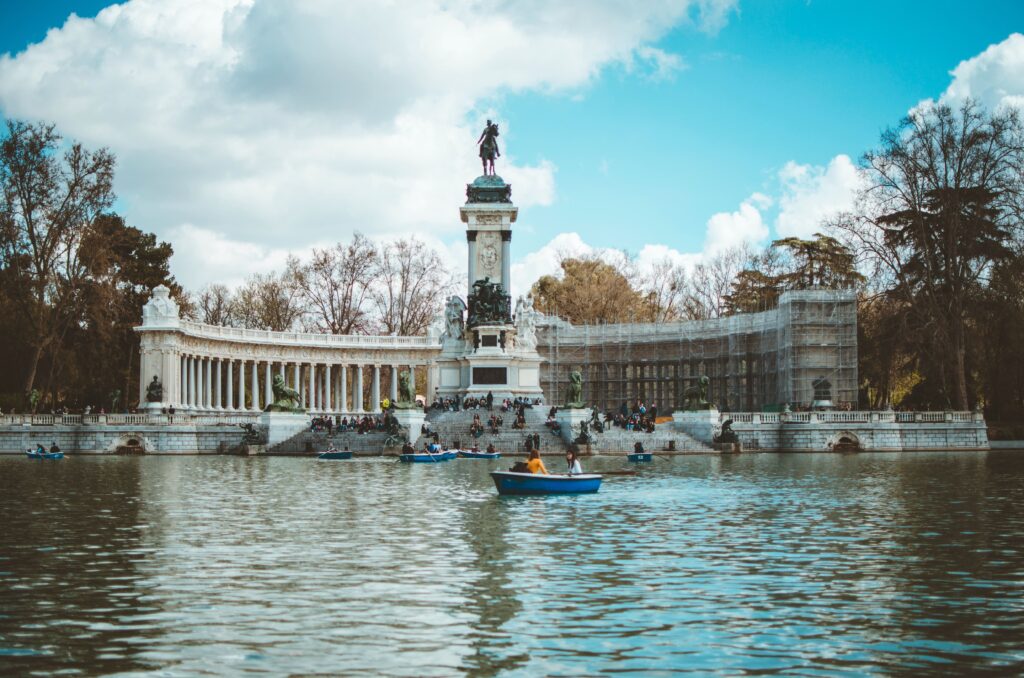 de viaje por Madrid, el Retiro, usando una eSIM