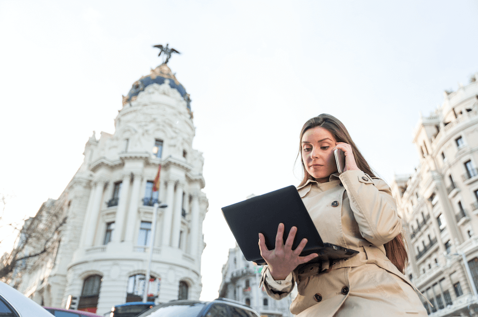 Chica usando la esim en Madrid